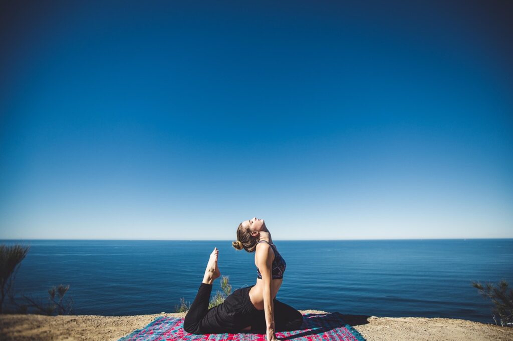 Mujer tumbada en posición de shavasana practicando yoga nidra