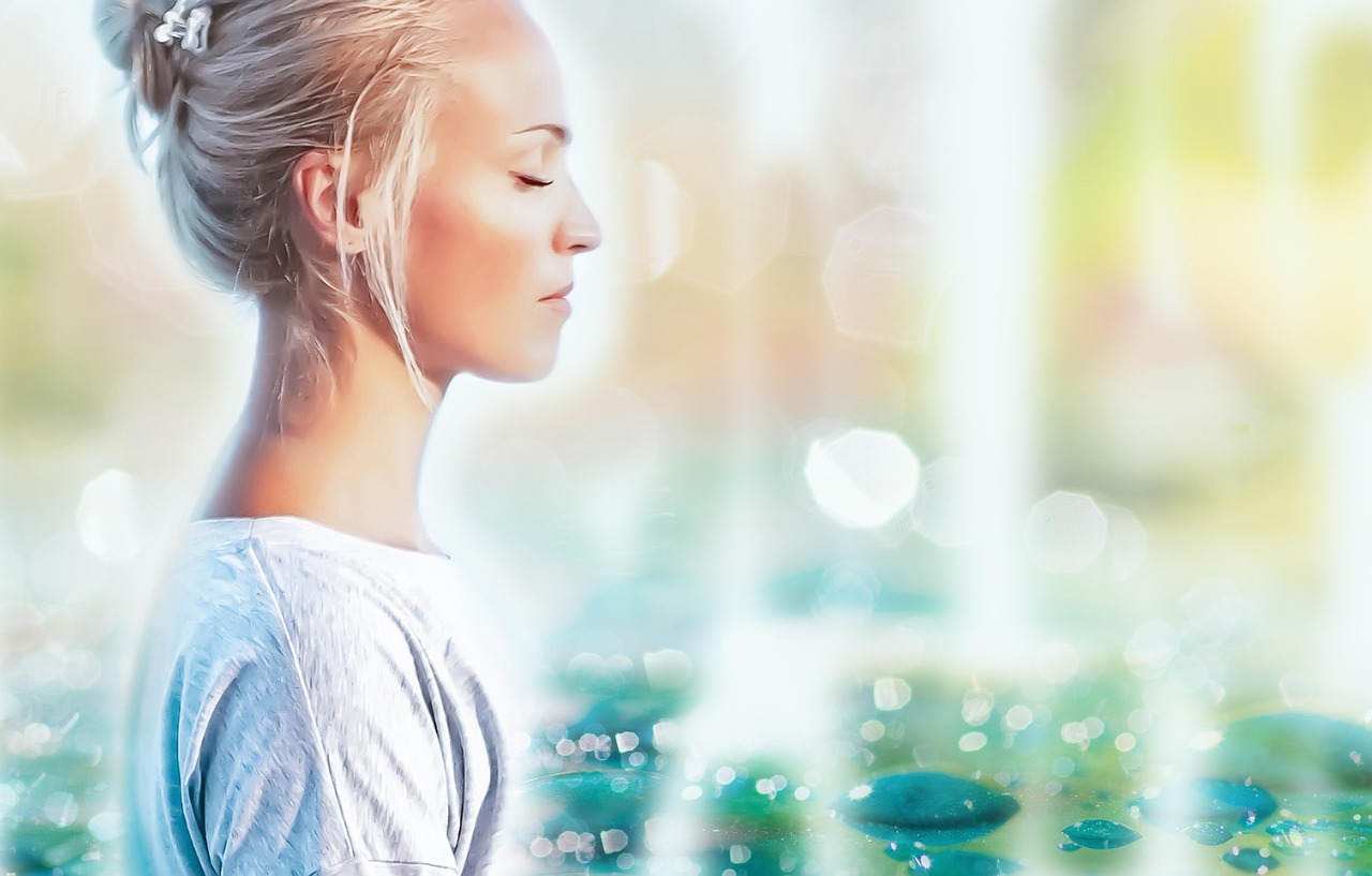 Yoga Mujer con los ojos cerrados practicando pranayama, respiración consciente para calmar el estrés